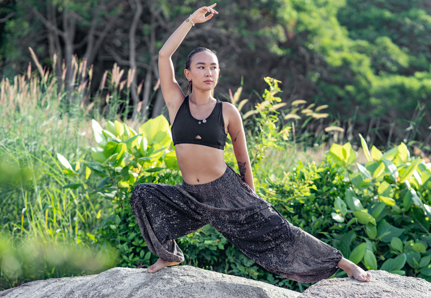 luftige Pluderhose mit floralem Muster in schwarz mit Taschen