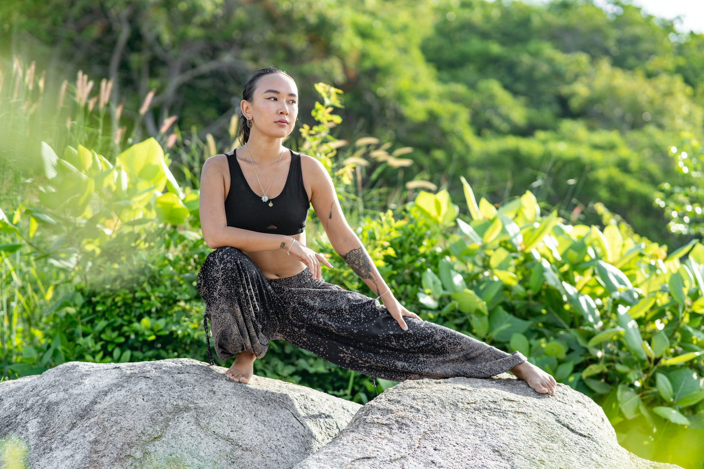luftige Pluderhose mit floralem Muster in schwarz mit Taschen