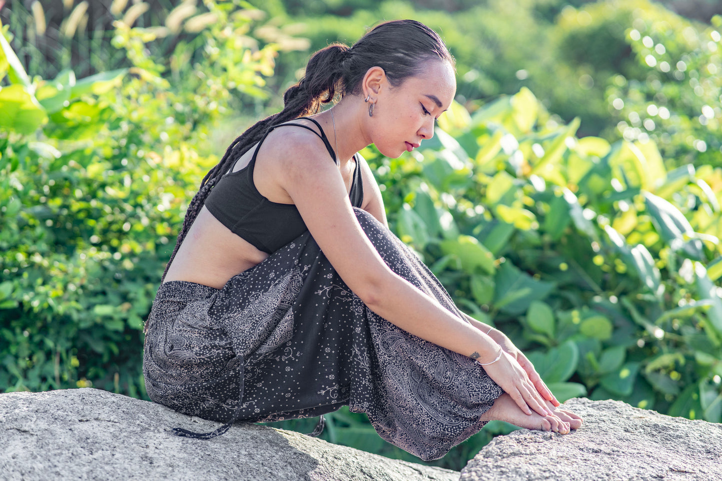 luftige Pluderhose mit floralem Muster in schwarz mit Taschen