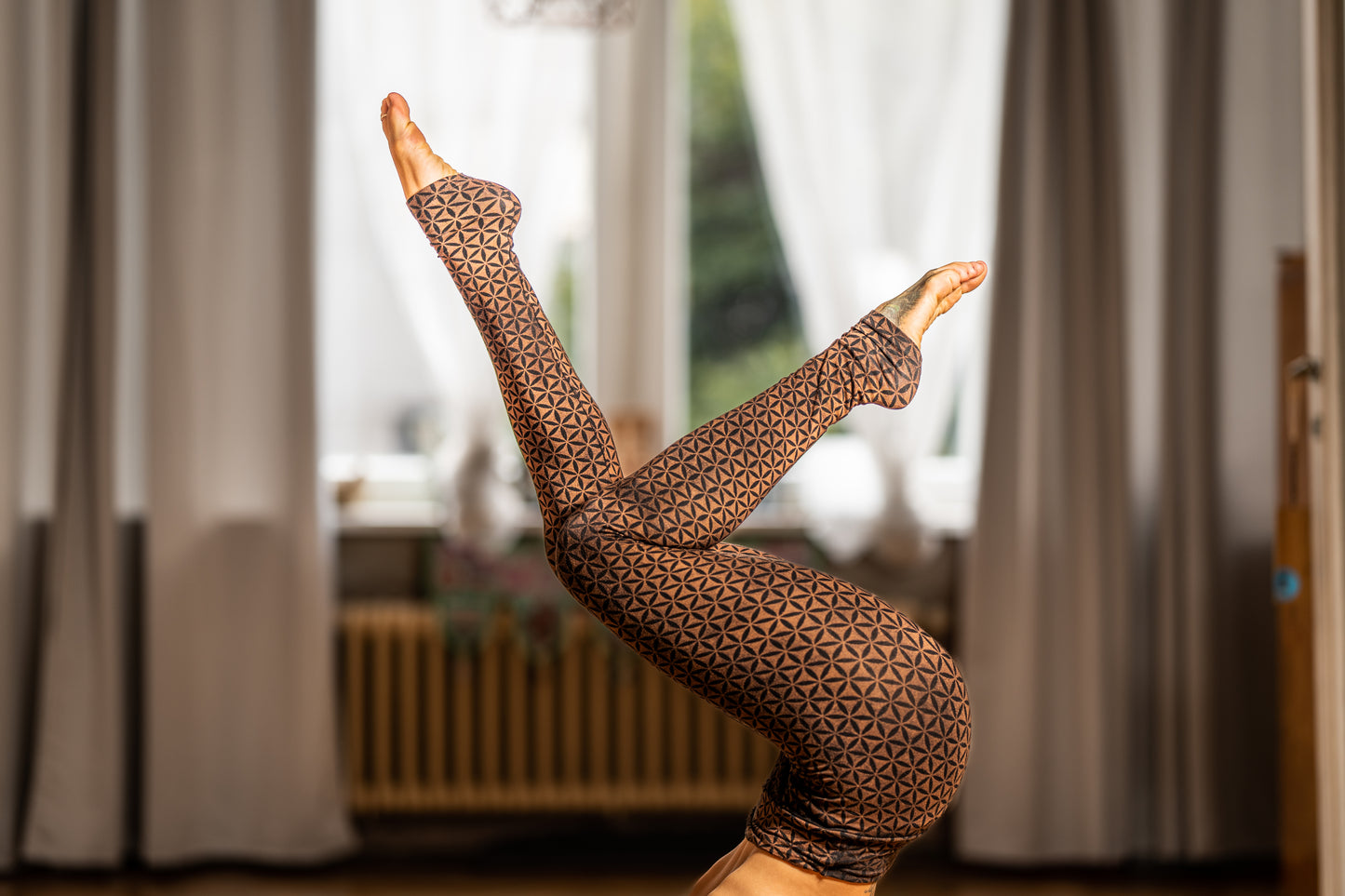 Block print leggings with floral pattern in black