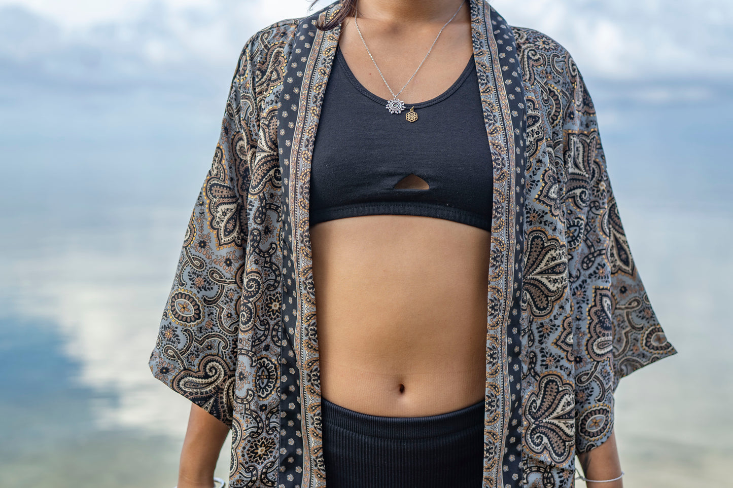 schwarz grau beige gold gemusterter Kimono, Bluse, Überwurf, leichte Jacke
