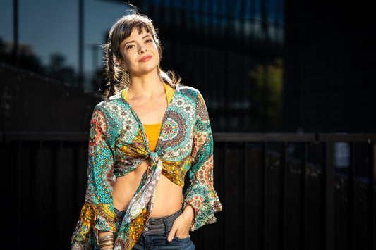 kurzer Kimono zum Binden mit Trompetenärmeln in gelb/bunt, Bluse, Sommerbluse, Überwurf