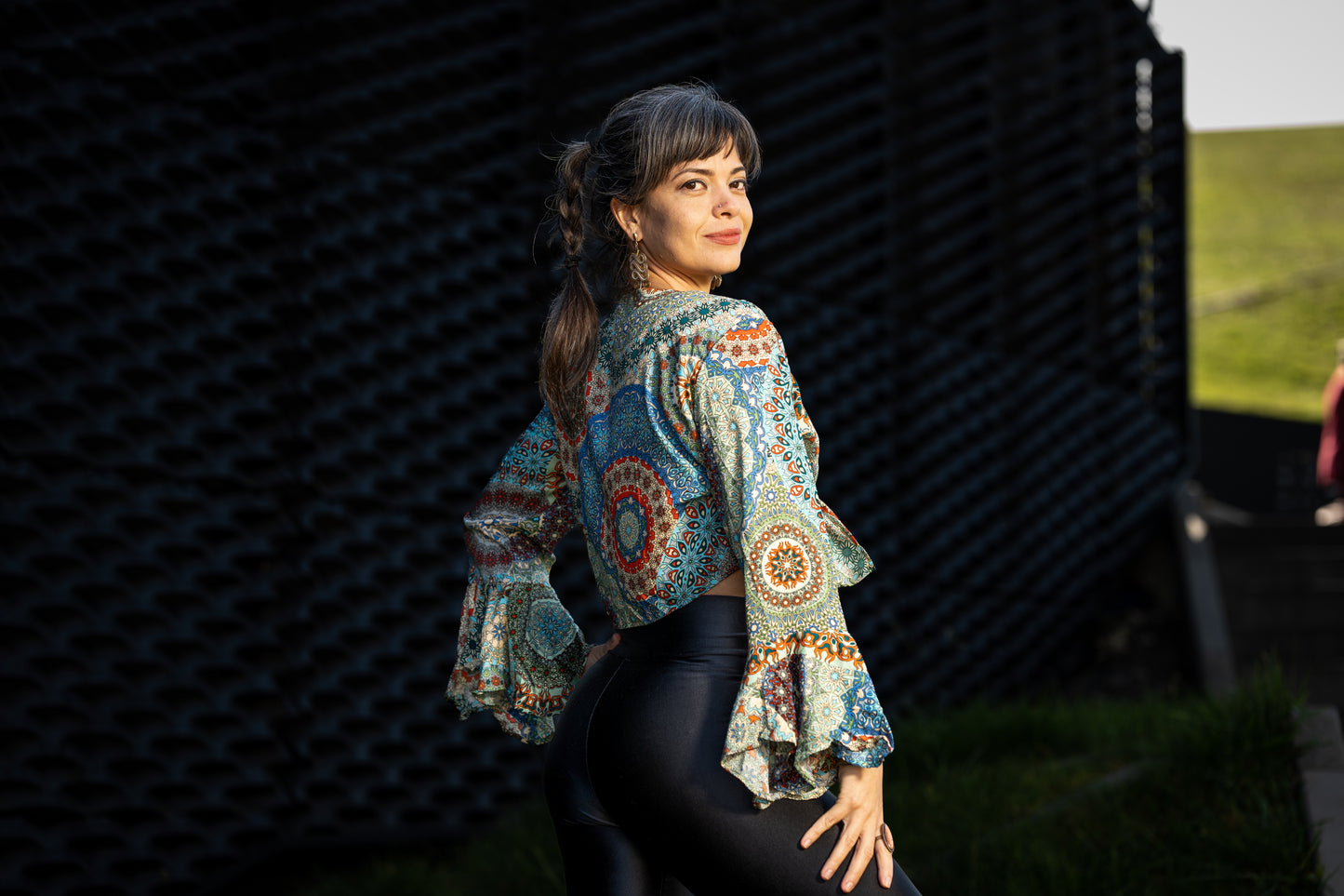 kurzer Kimono zum Binden mit Trompetenärmeln in blau/bunt, Bluse, Sommerbluse, Überwurf