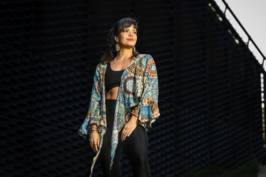 kurzer Kimono zum Binden mit Trompetenärmeln in blau/bunt, Bluse, Sommerbluse, Überwurf