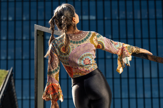 kurzer Kimono zum Binden mit Trompetenärmeln in rosa/bunt, Bluse, Sommerbluse, Überwurf