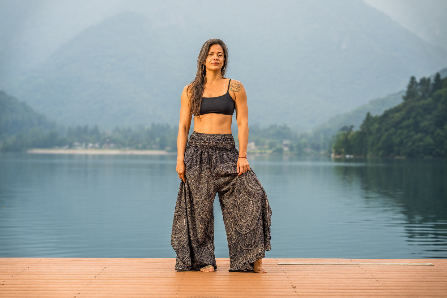 Boho Pluderhose Damen – lockere Sommerhose mit Mandala-Muster & Knotenfunktion in schwarz