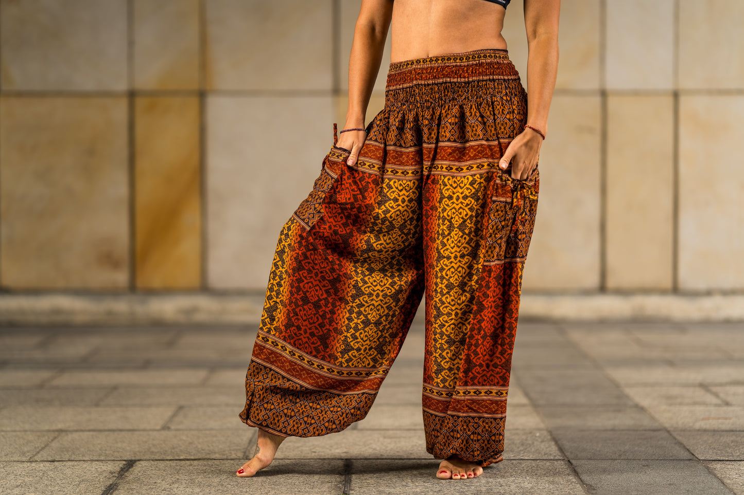 luftige Boho Pluderhose mit geometrischem Muster in braun beige mit Taschen