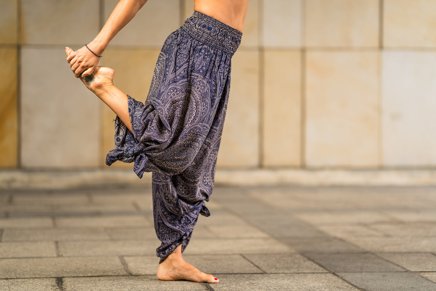 Boho Pluderhose Damen – lockere Sommerhose mit Mandala-Muster & Knotenfunktion in dunkelblau