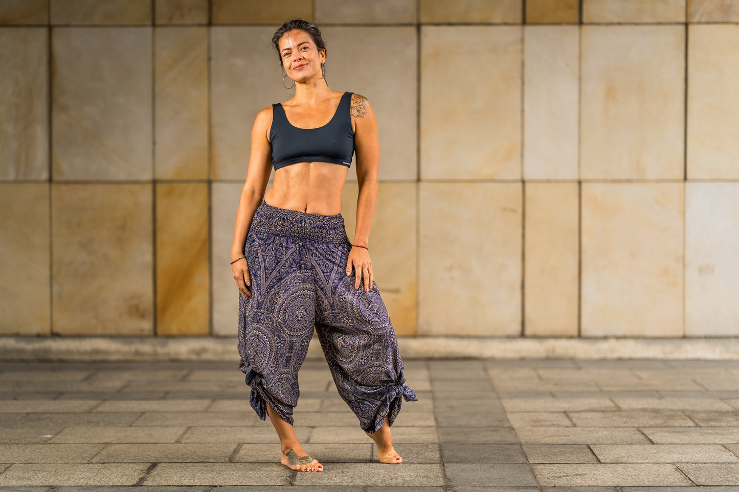 Boho Pluderhose Damen – lockere Sommerhose mit Mandala-Muster & Knotenfunktion in dunkelblau