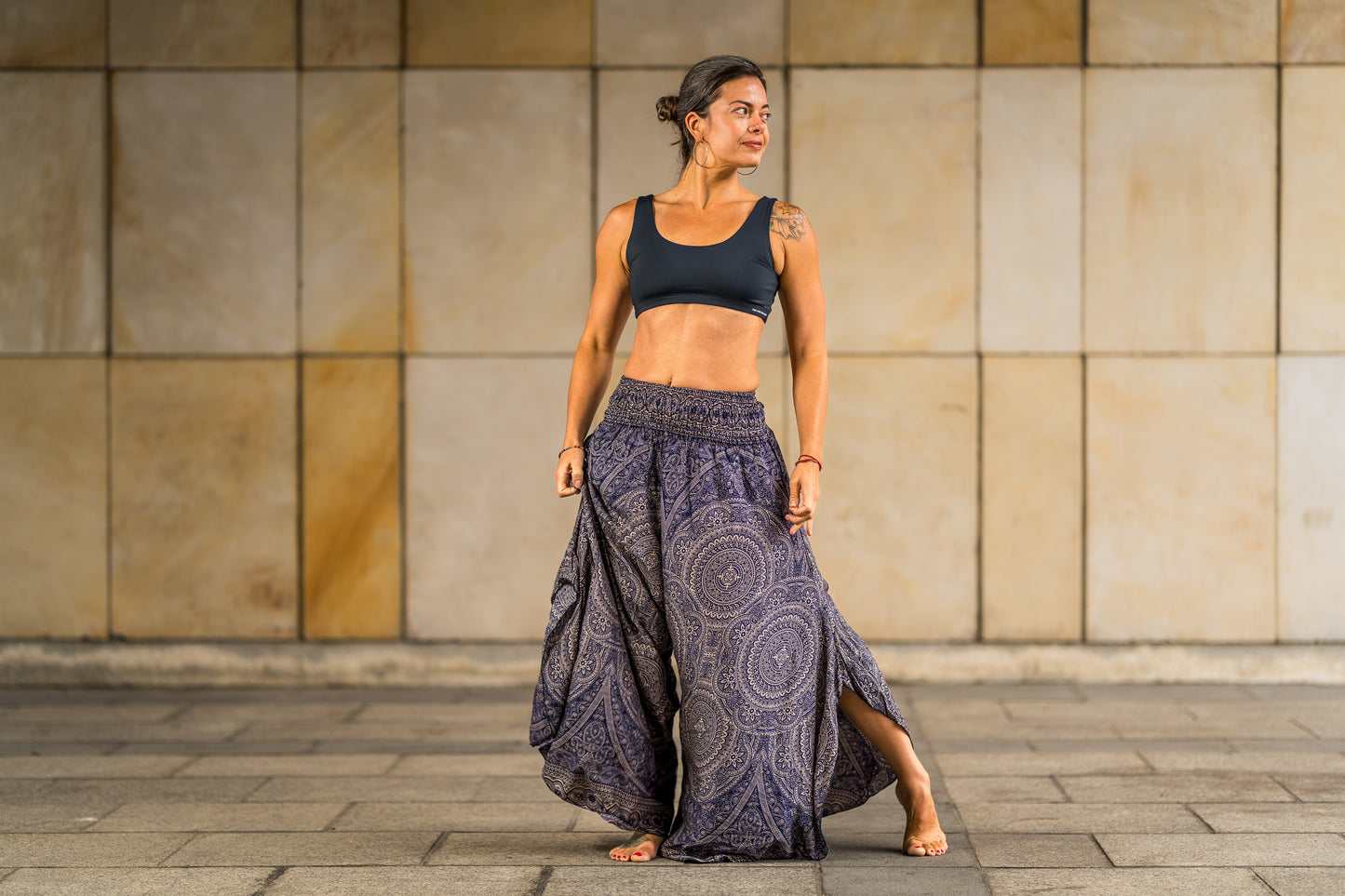 Boho Pluderhose Damen – lockere Sommerhose mit Mandala-Muster & Knotenfunktion in dunkelblau