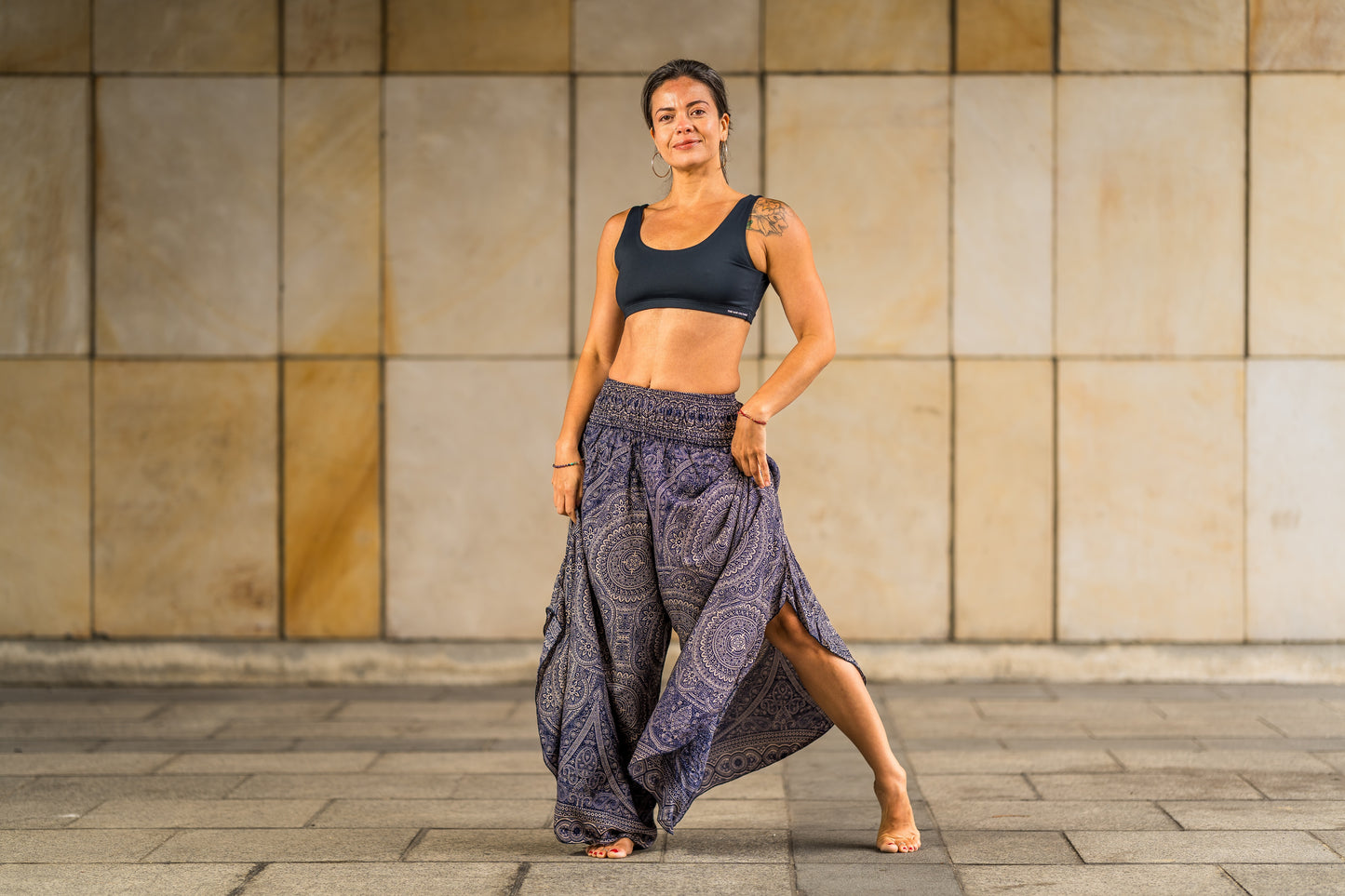 Boho Pluderhose Damen – lockere Sommerhose mit Mandala-Muster & Knotenfunktion in dunkelblau