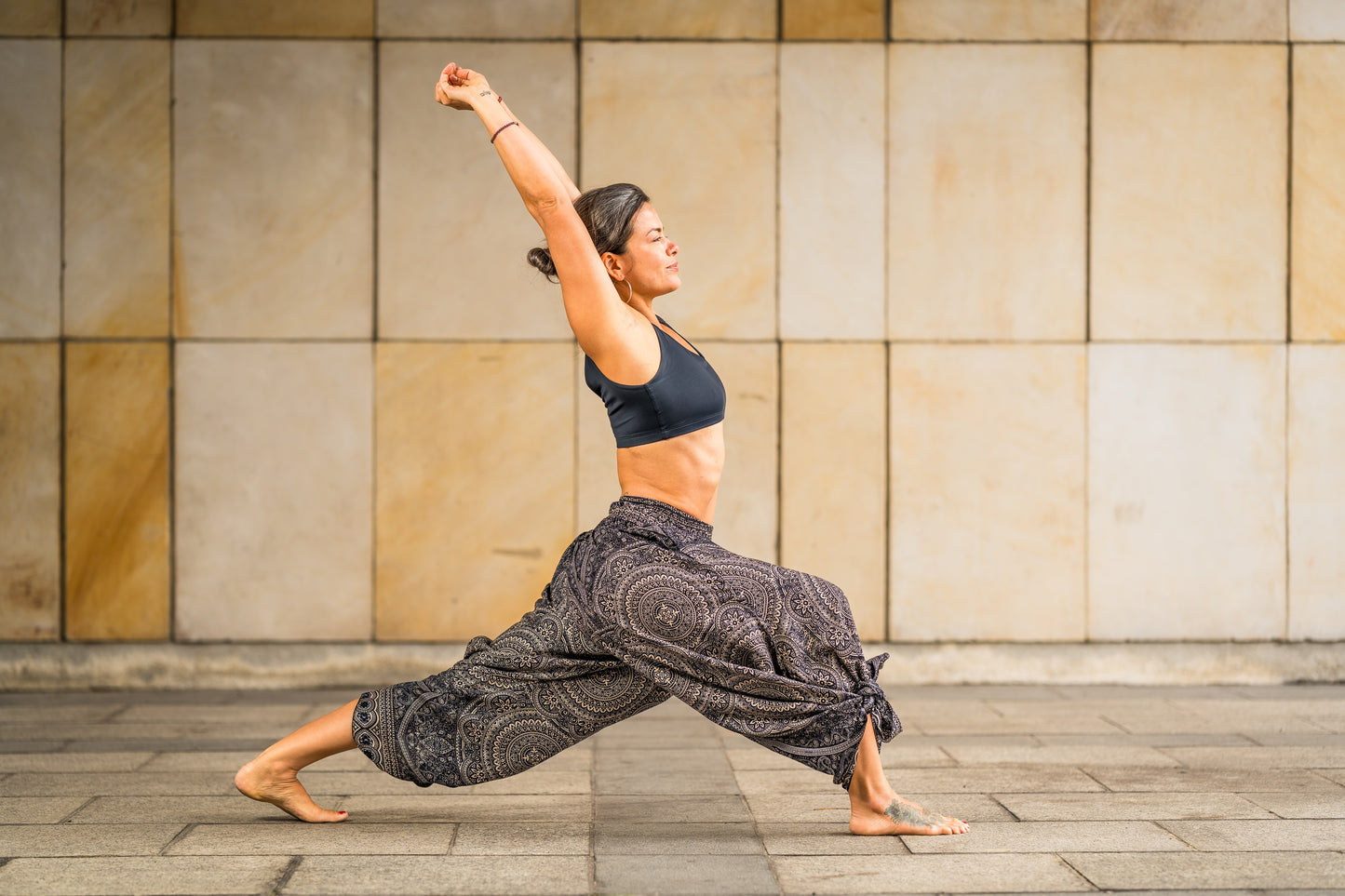 Boho Pluderhose Damen – lockere Sommerhose mit Mandala-Muster & Knotenfunktion in schwarz
