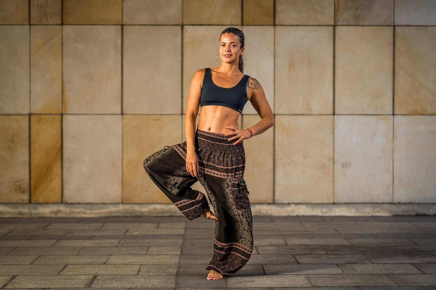 luftige Boho Pluderhose mit geometrischem Muster in schwarz braun mit Taschen