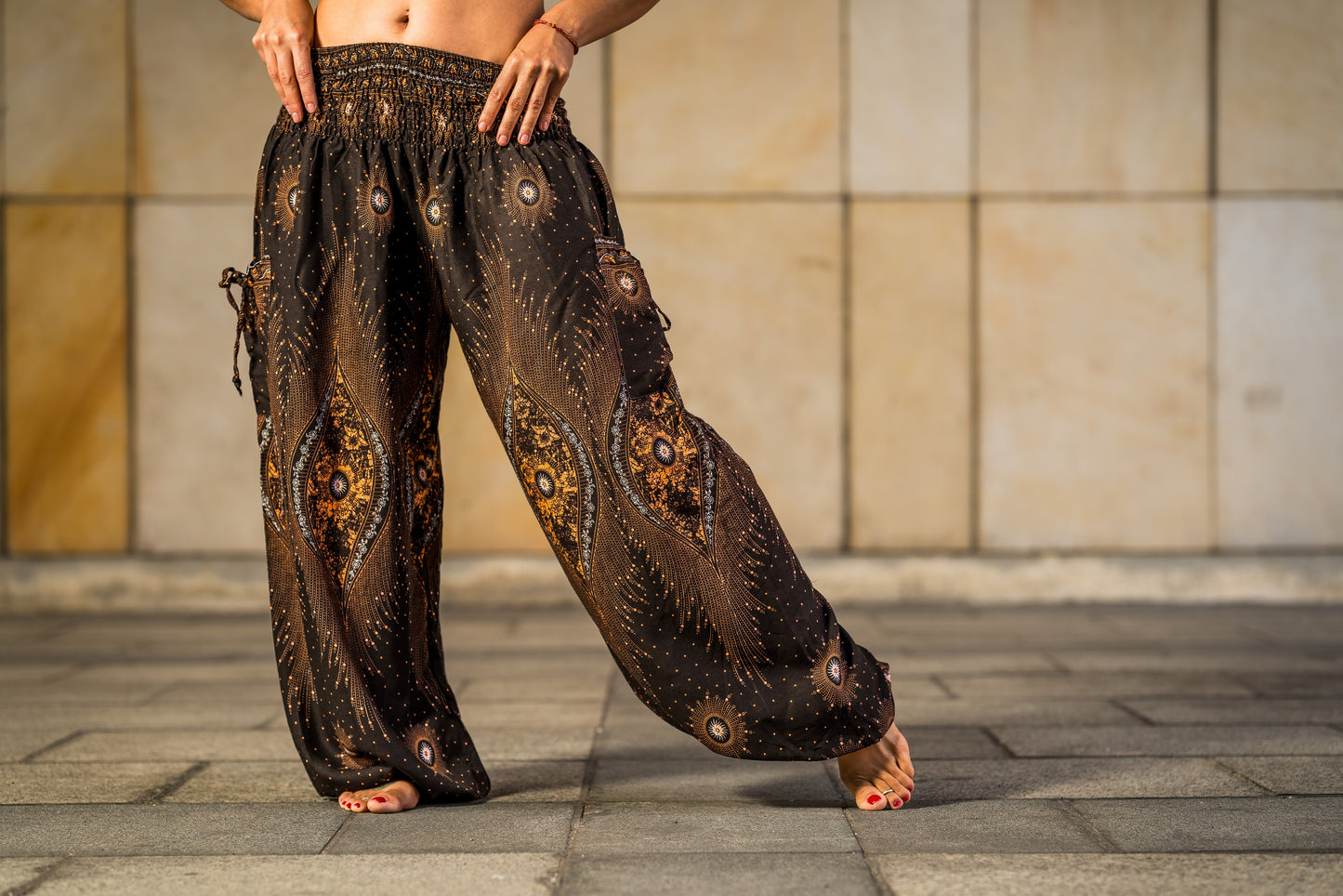 luftige Boho Pluderhose mit Pfauenmuster in Braun/Beige mit Taschen