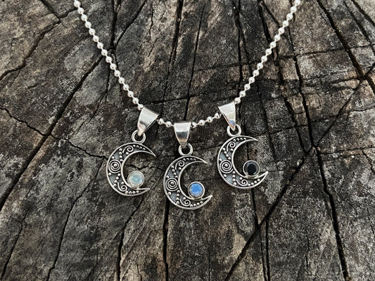 kleiner Mond Anhänger mit Kügelchen Muster und Stein aus Silber, Mondsichel