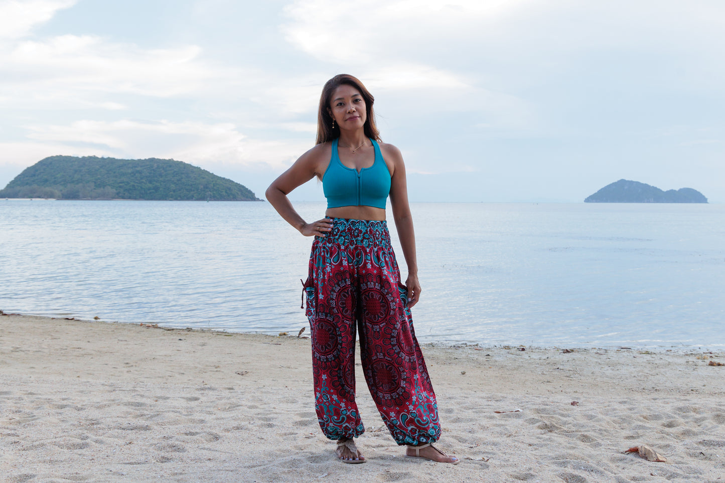 Airy harem pants with a peacock pattern in purple