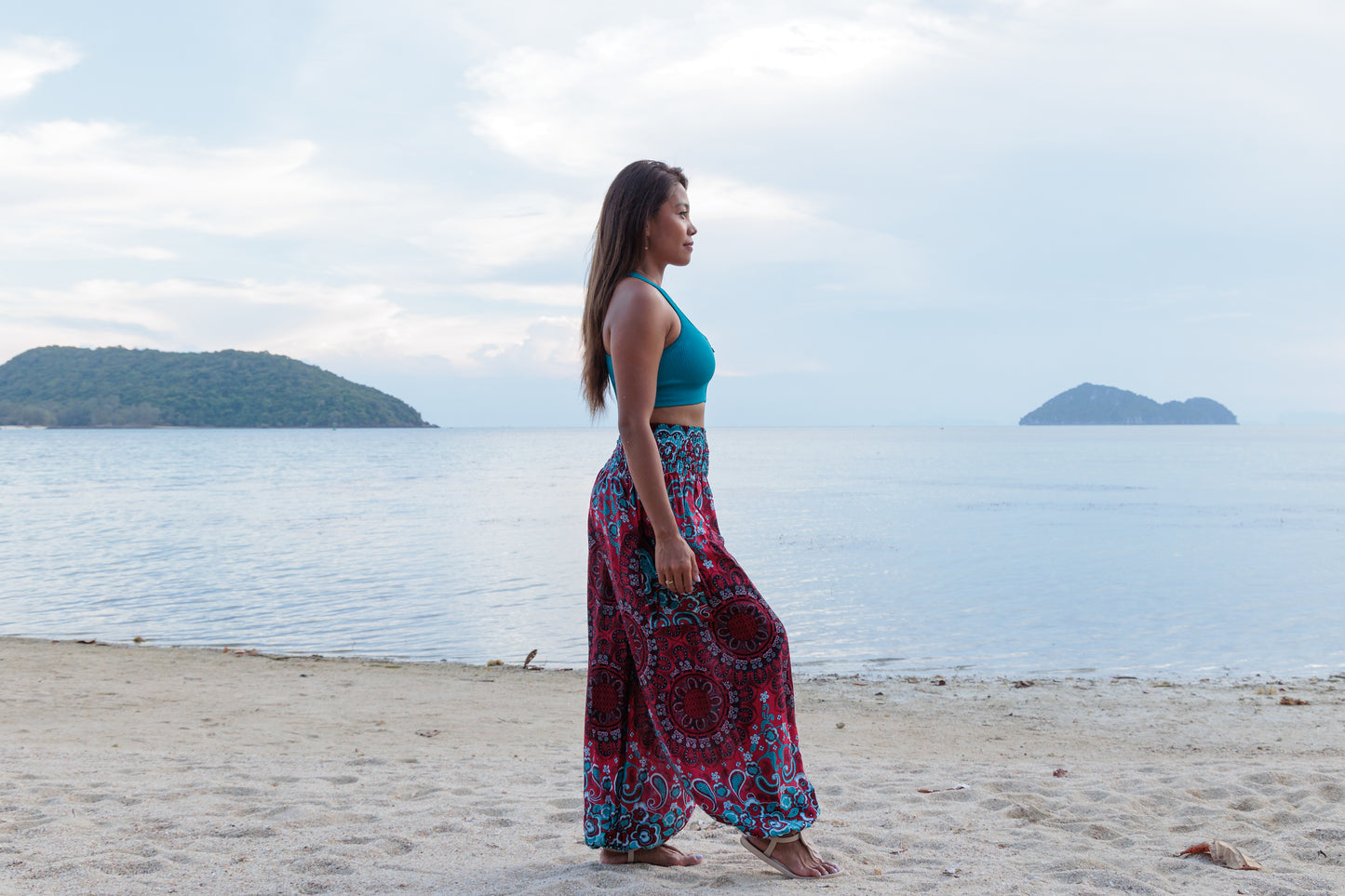 Airy harem pants with a peacock pattern in purple