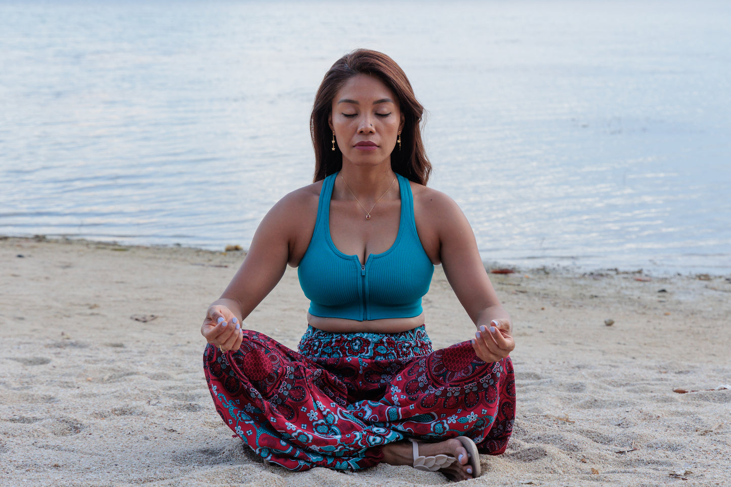 Airy harem pants with a peacock pattern in purple