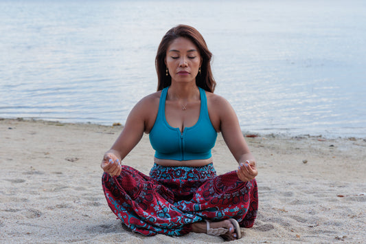 Airy harem pants with a peacock pattern in purple