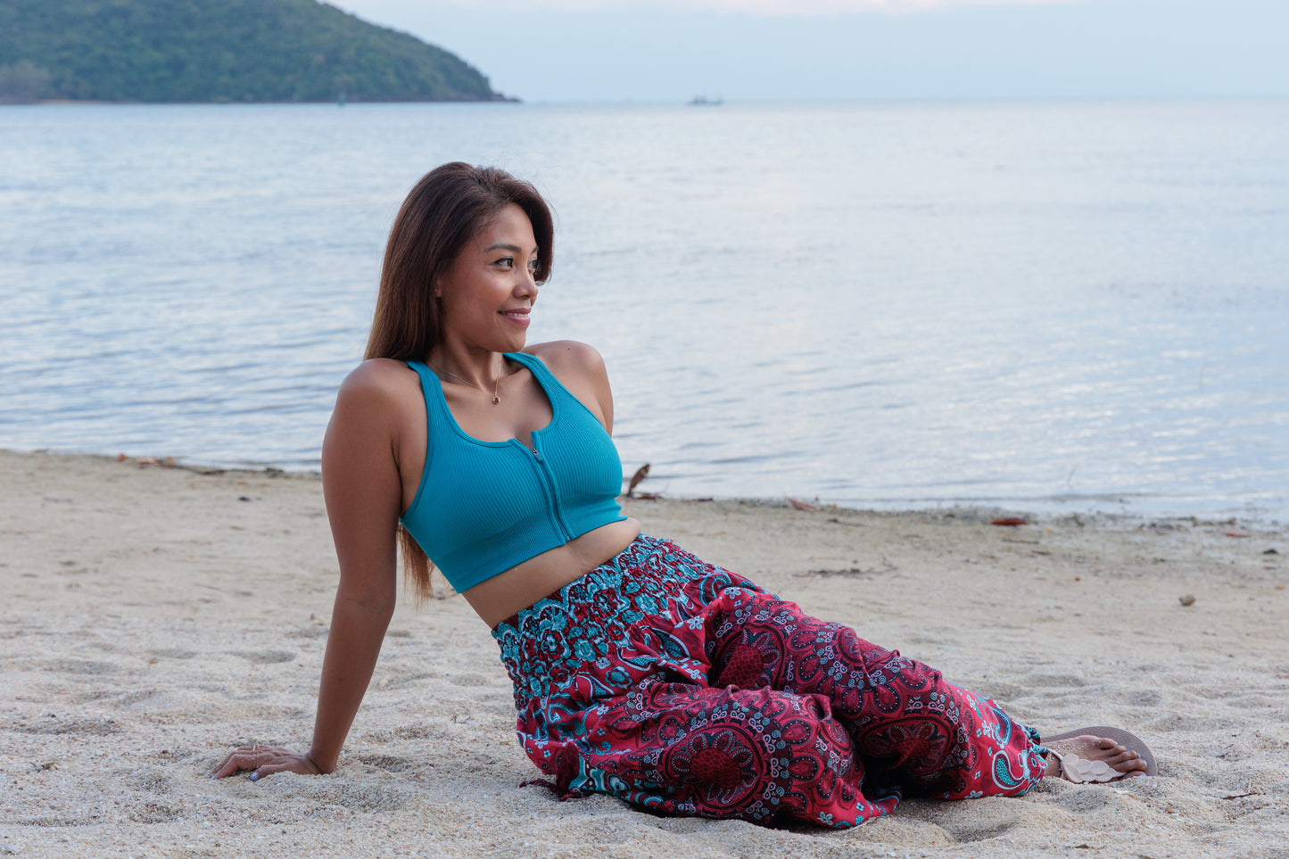 Airy harem pants with a peacock pattern in purple