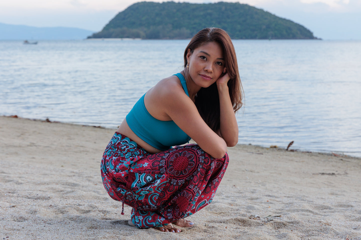 Airy harem pants with a peacock pattern in purple