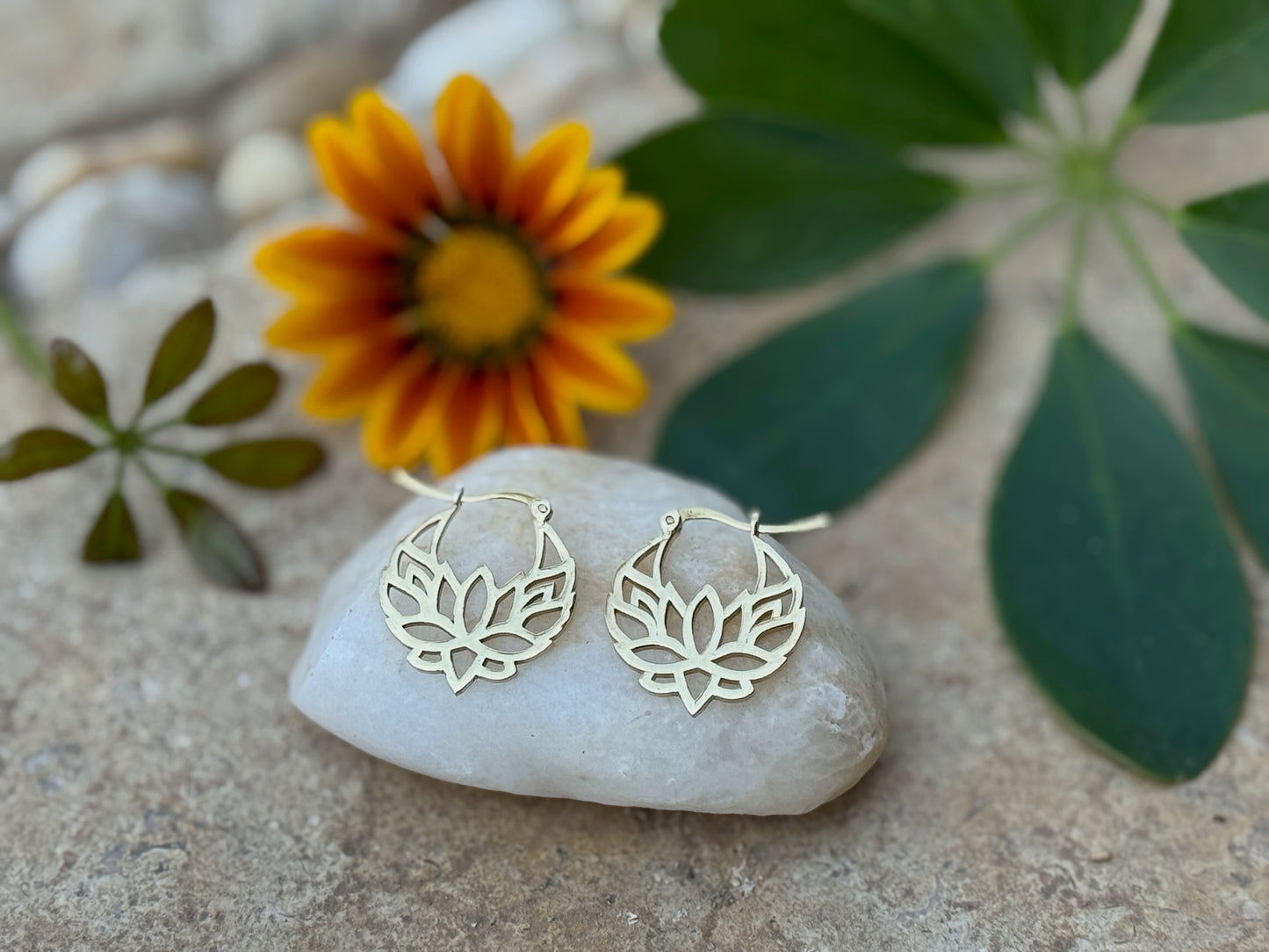 Lotus Ohrringe aus Messing, filigrane Creolen im Boho Stil