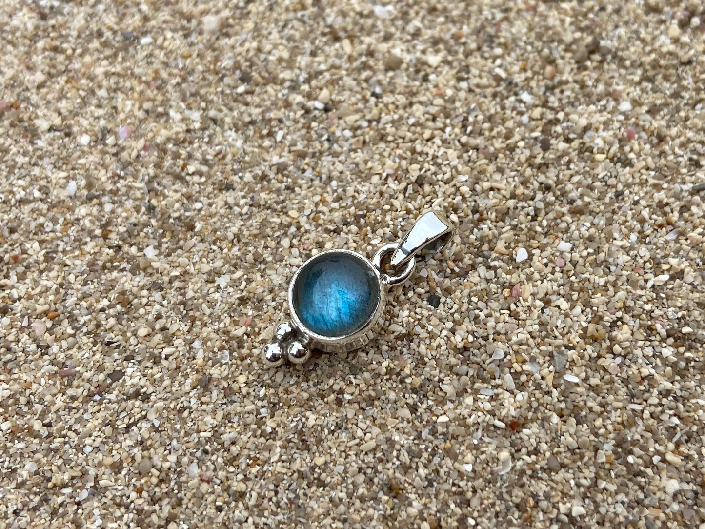 small pendant with labradorite and silver beads
