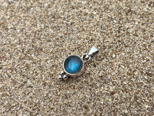 small pendant with labradorite and silver beads