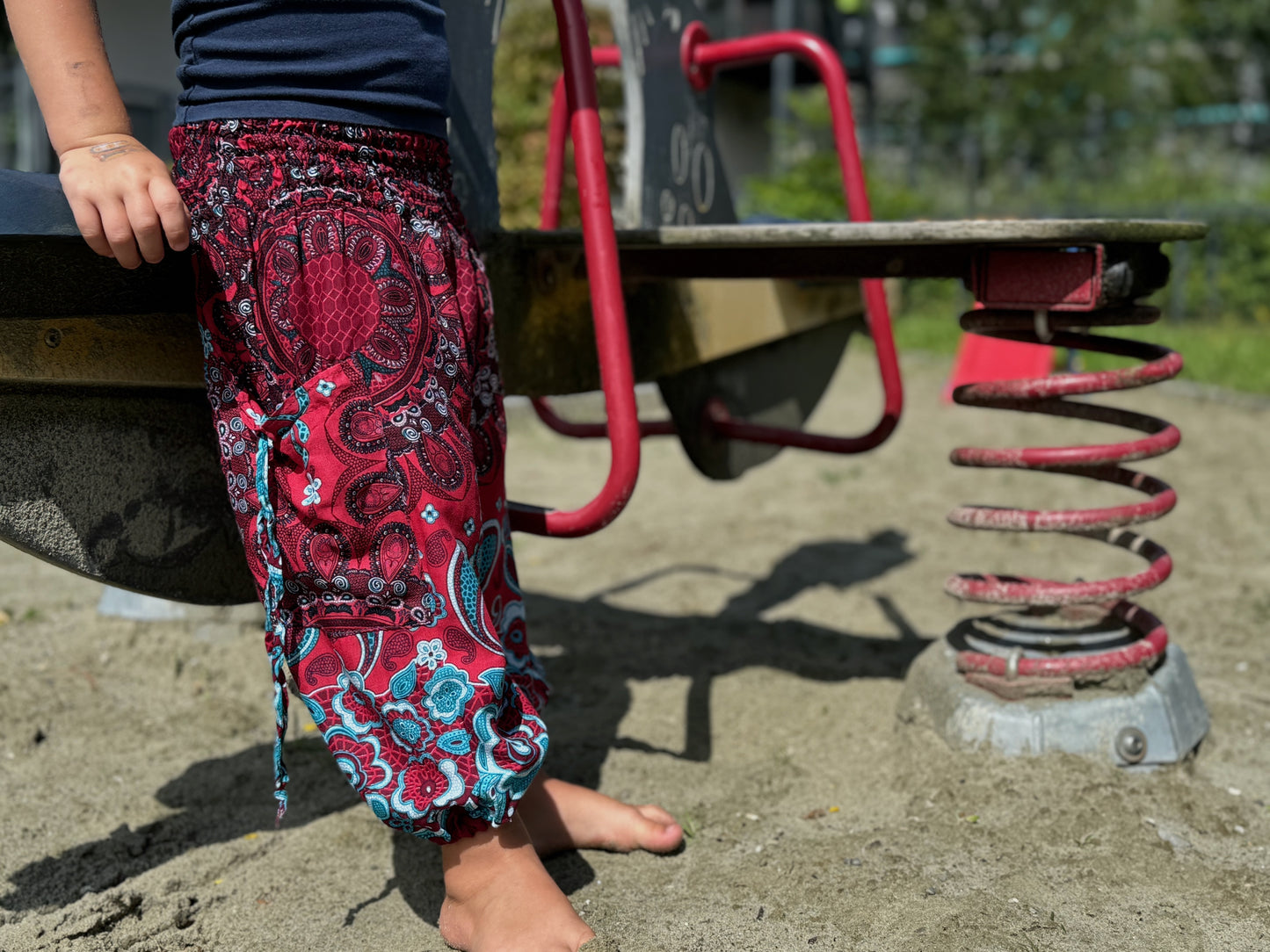 Harem pants with a filigree pattern in red for children