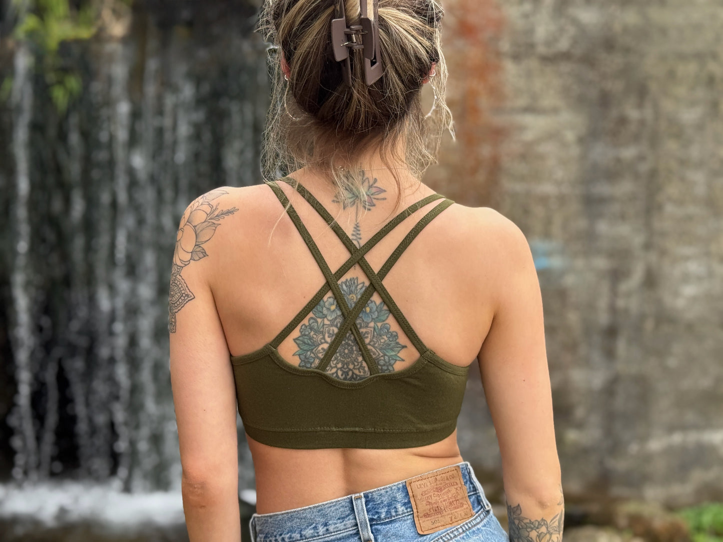 Yoga Top mit dem Muster der Lebensblume olive grün