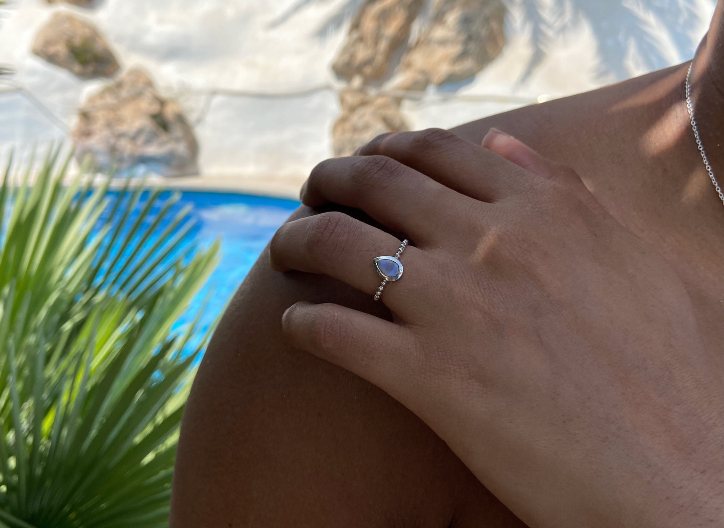 Kugelring aus 925er Silber mit tropfenförmigem Stein