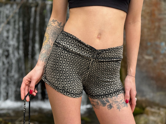 Yoga top with the pattern of the flower of life olive green