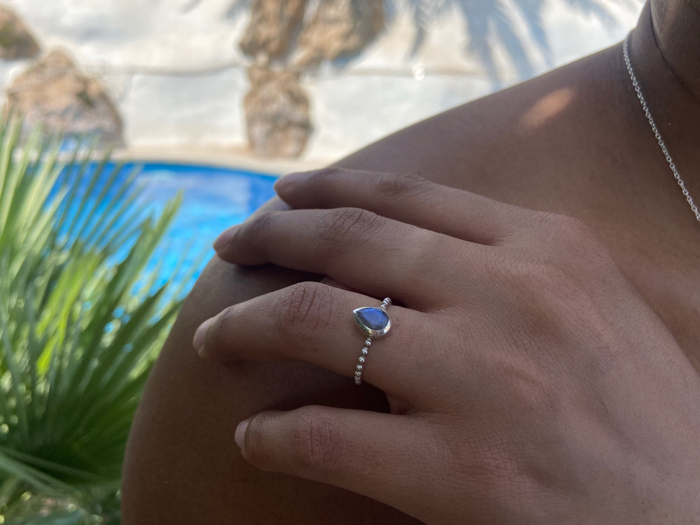 Kugelring aus 925er Silber mit tropfenförmigem Stein
