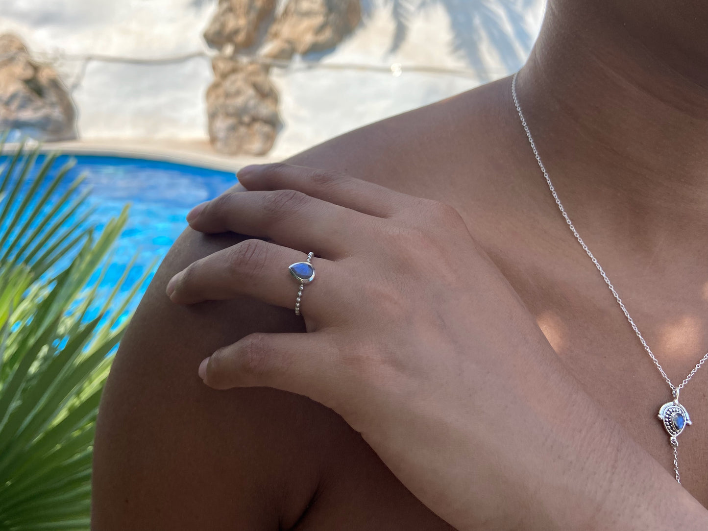 Kugelring aus 925er Silber mit tropfenförmigem Stein