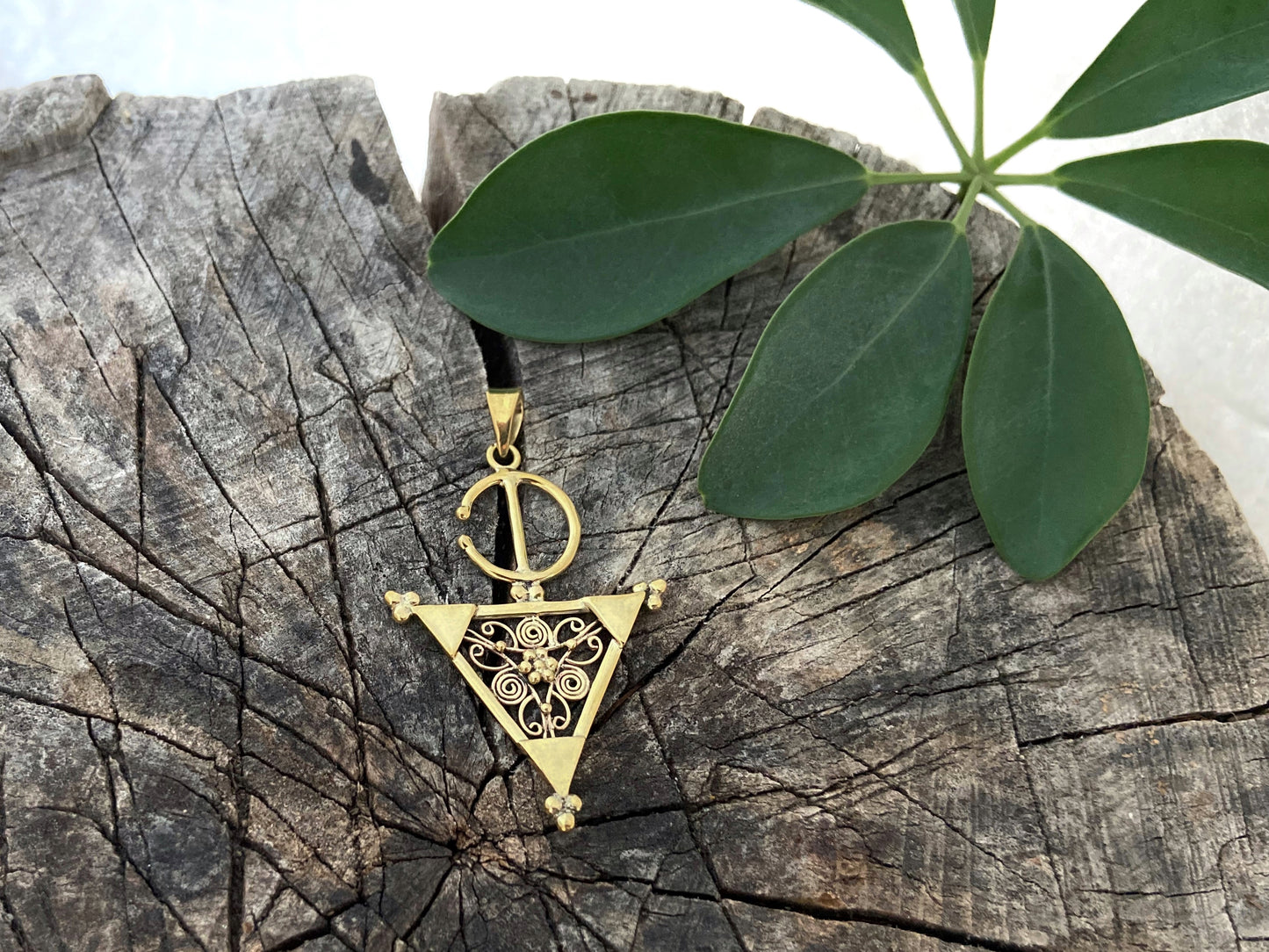Anhänger mit filigran verziertem Dreieck aus Messing