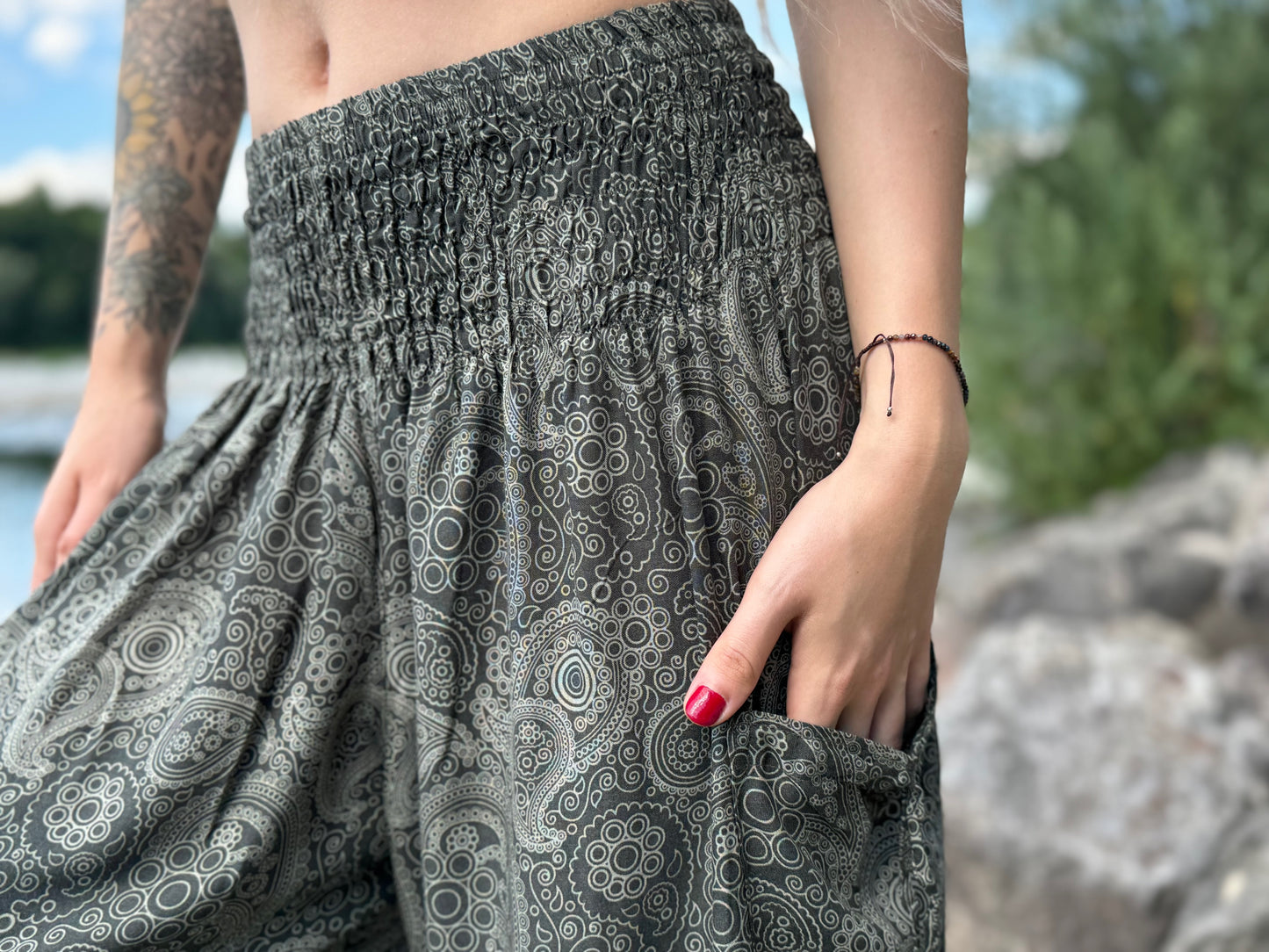 luftige Pluderhose mit filigranem Paisleymuster in olivegrün