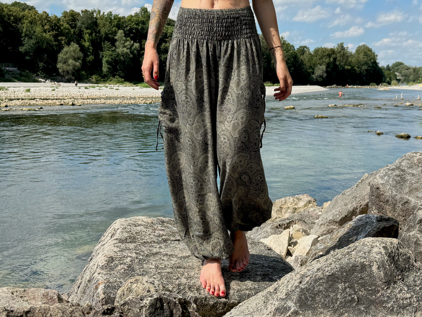 luftige Pluderhose mit filigranem Paisleymuster in olivegrün