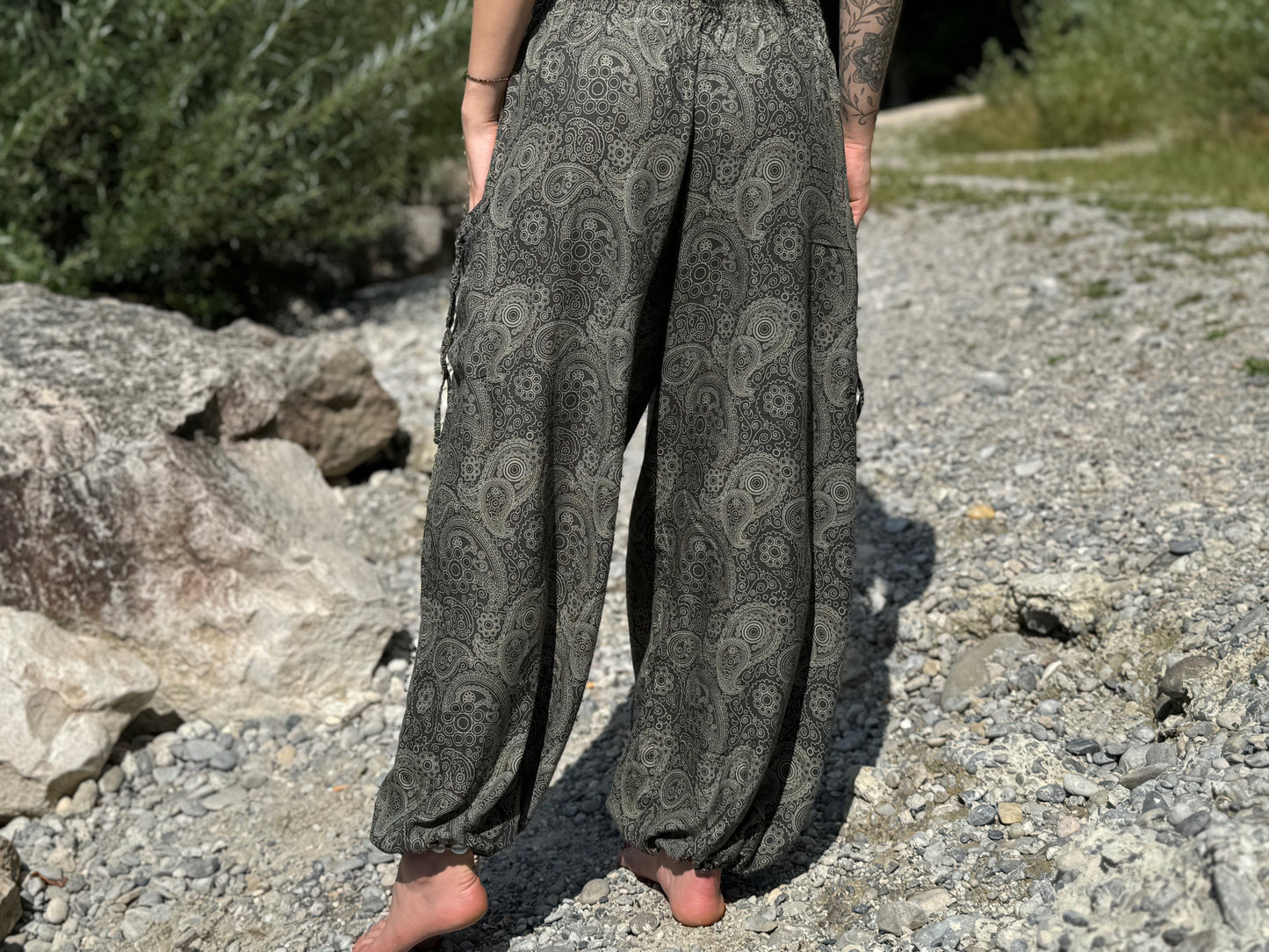 luftige Pluderhose mit filigranem Paisleymuster in olivegrün