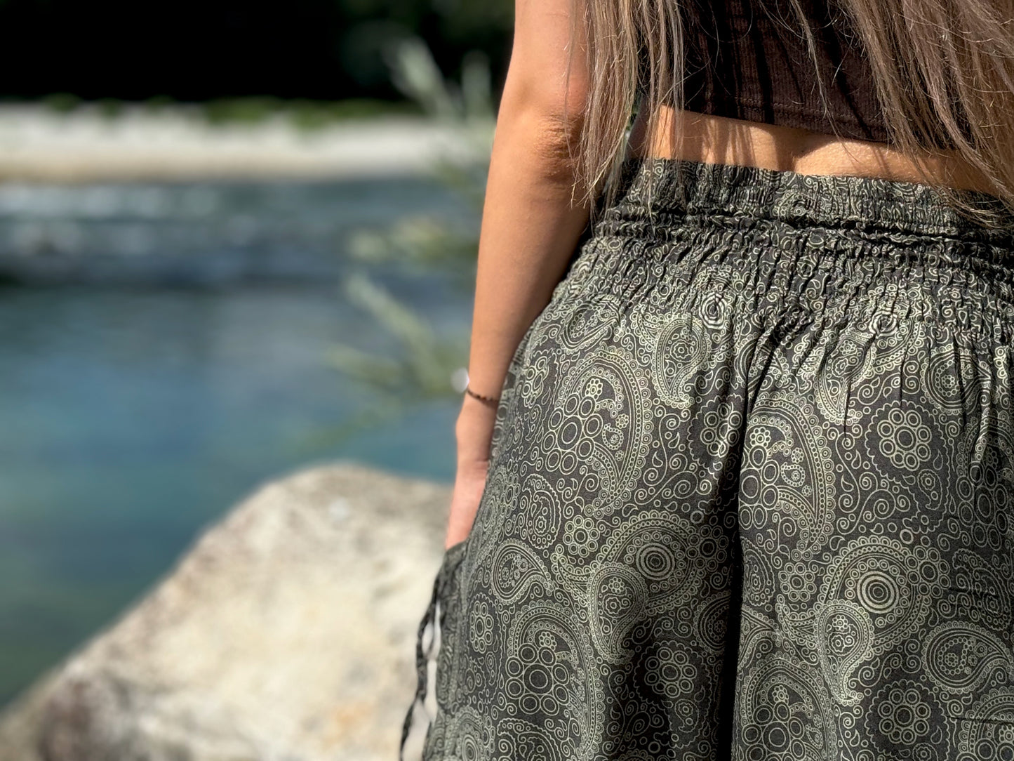 luftige Pluderhose mit filigranem Paisleymuster in olivegrün