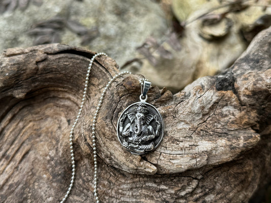 detaillierter dreidimensionaler Ganesha Anhänger aus Silber