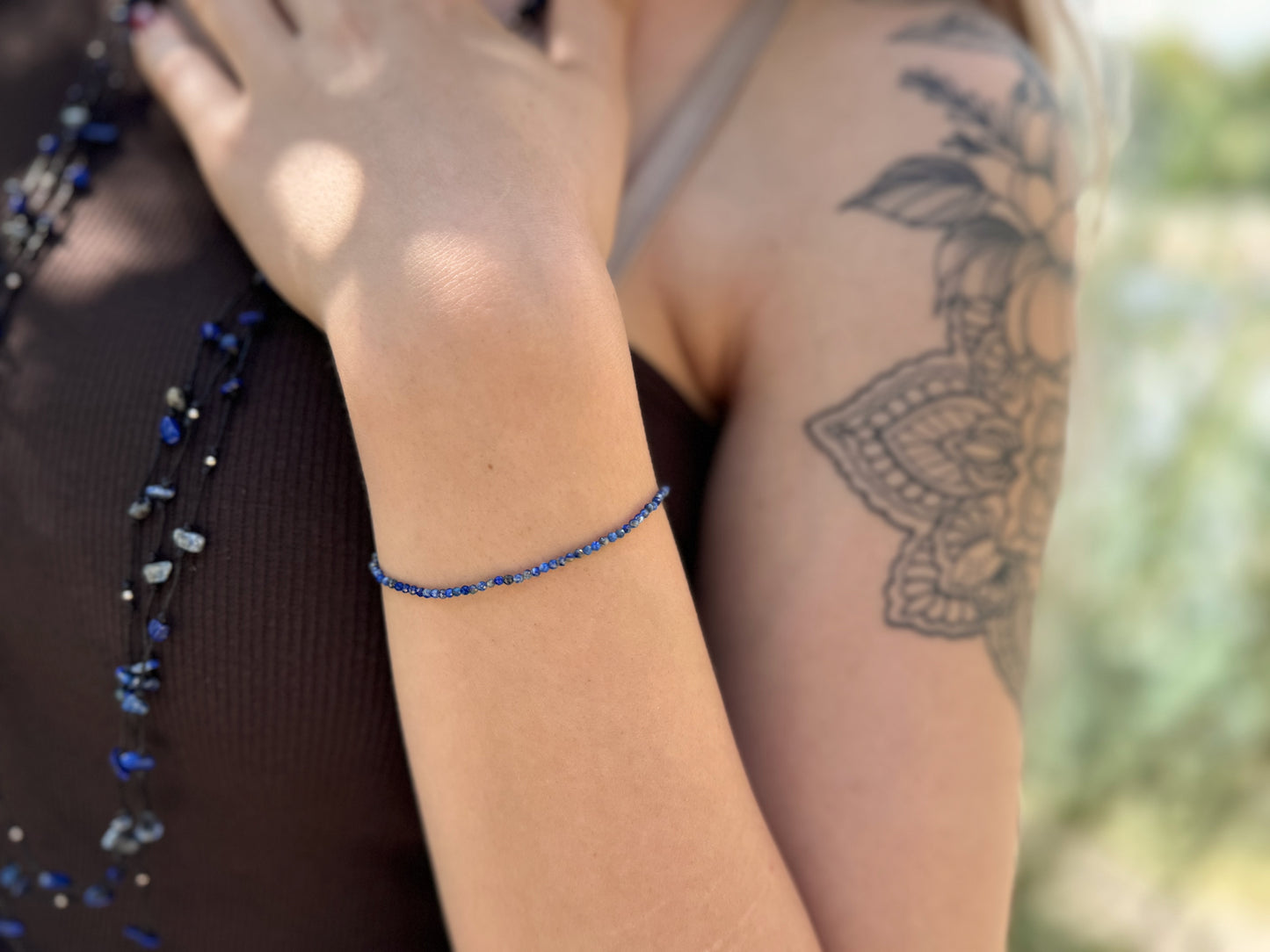 Armband mit echten kleinen Lapis Lazuli Steinen, verstellbar