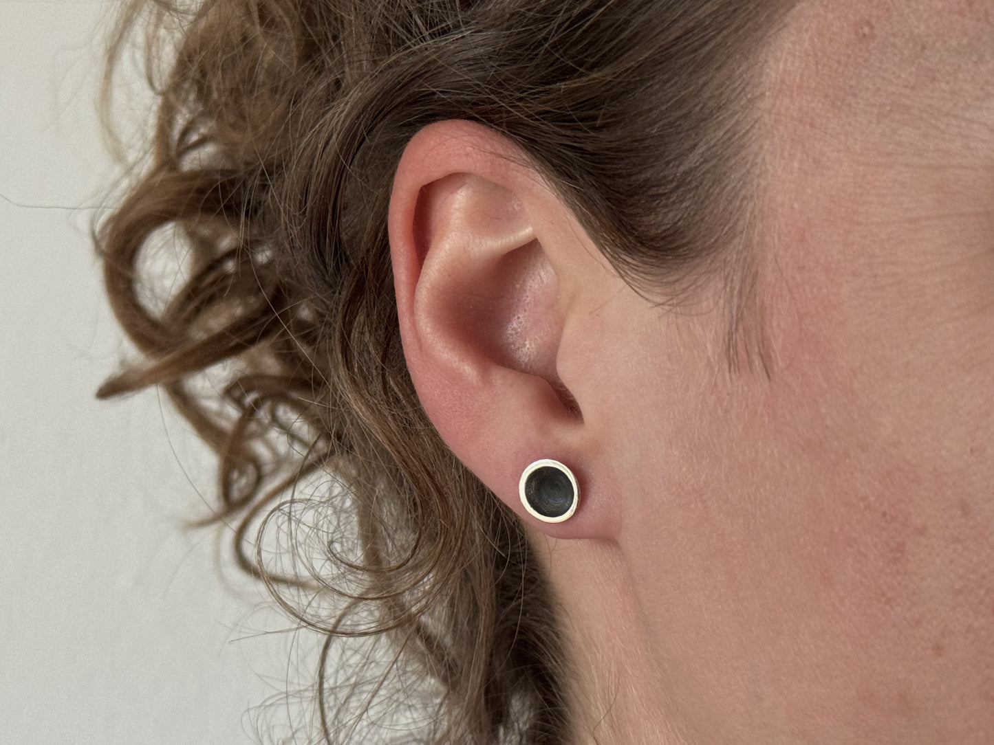 Ohrstecker kleine geschwärzte Halbkreise aus Silber