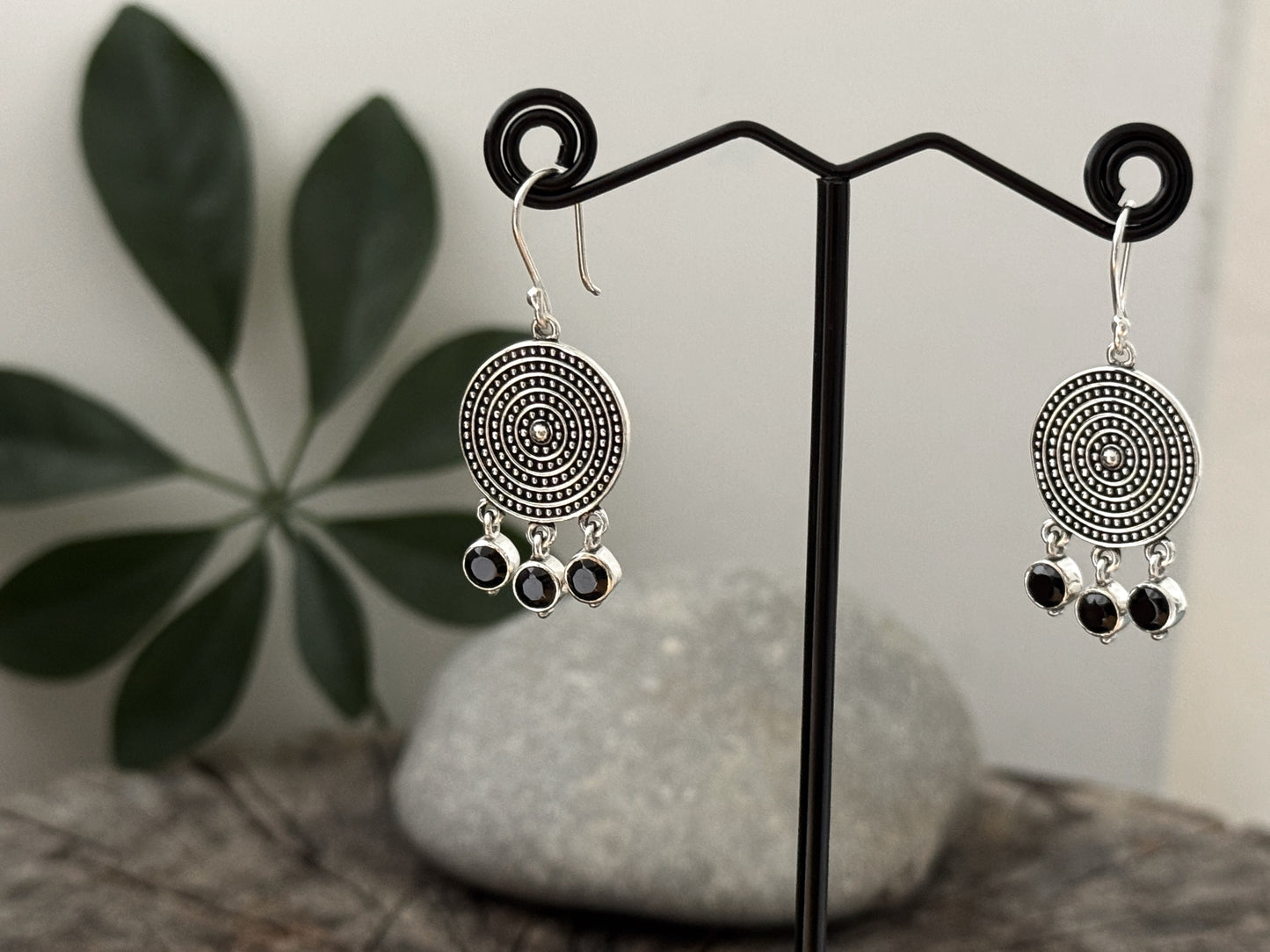filigran verzierte, hängende Ohrringe mit 3 kleinen baumelnden schwarzen Spinell Steinen