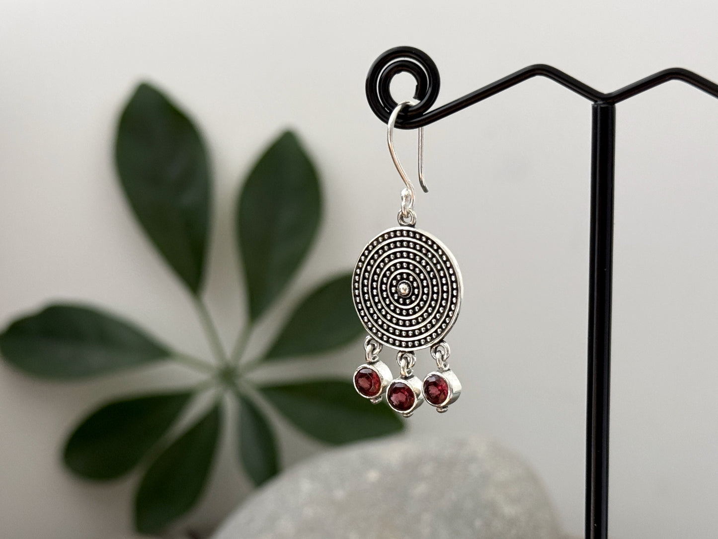 filigran verzierte, hängende Ohrringe mit 3 kleinen baumelnden roten Granat Steinen