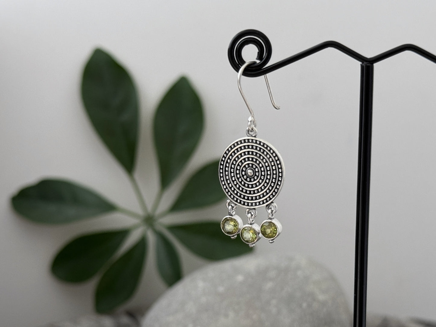 filigran verzierte, hängende Ohrringe mit 3 kleinen baumelnden grünen Peridot Steinen