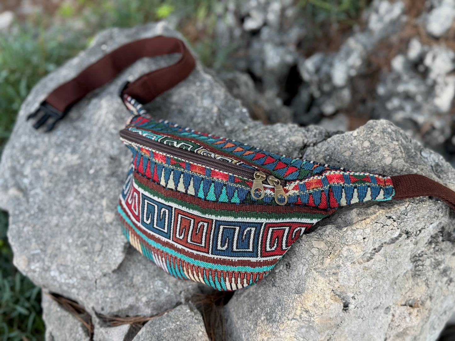 praktische Bauchtasche mit Reißverschluss und geometrischem buntem Muster
