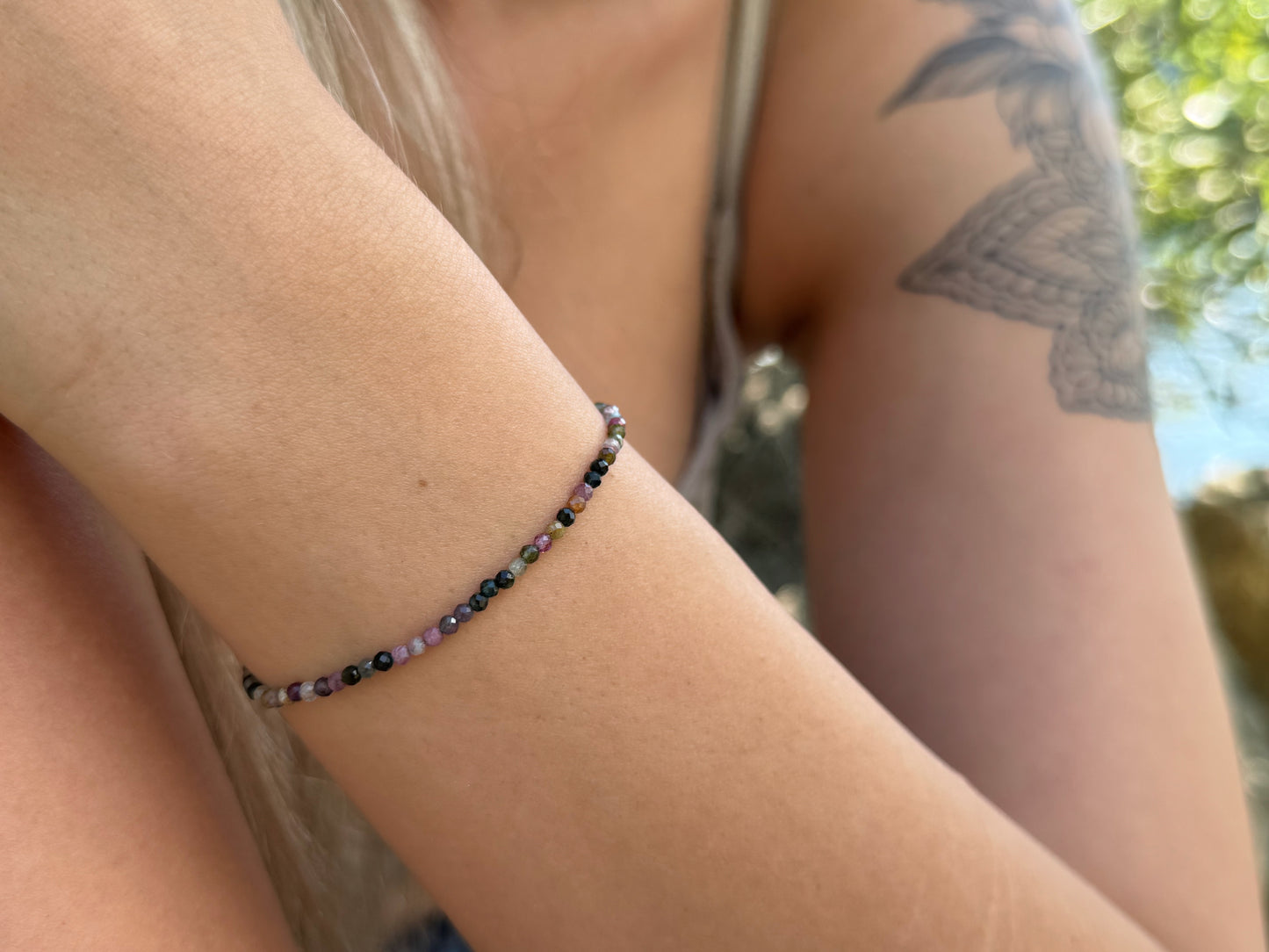 verstellbares Armband mit echten kleinen Turmalin Steinen