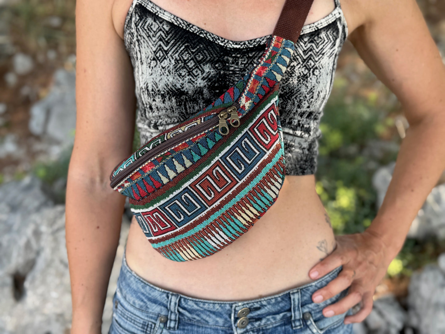 praktische Bauchtasche mit Reißverschluss und geometrischem buntem Muster