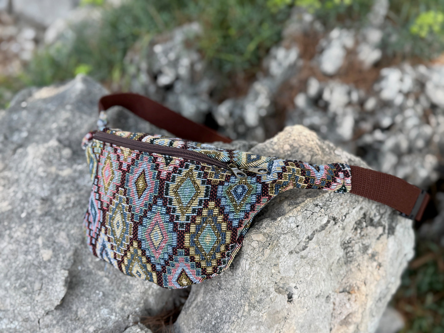praktische Bauchtasche mit Reißverschluss und geometrischem Muster in braun rosa blau olive
