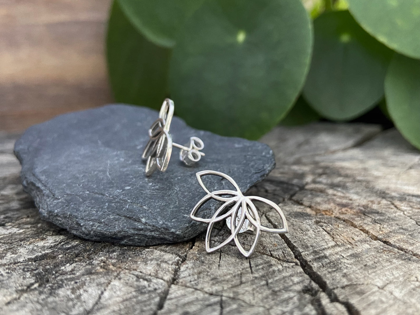 Ohrstecker halbe Lotusblume aus Silber